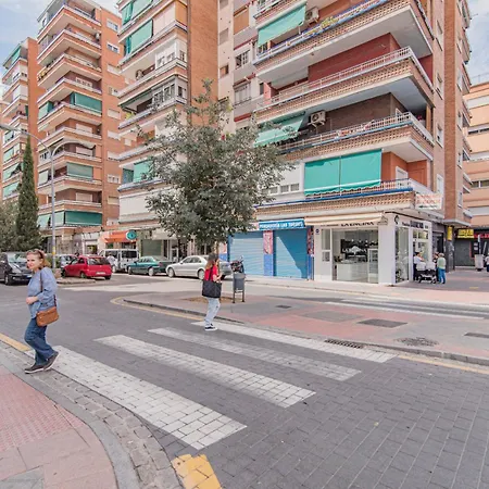 Delfín Retreat con Terraza junto a parada de Metro-3